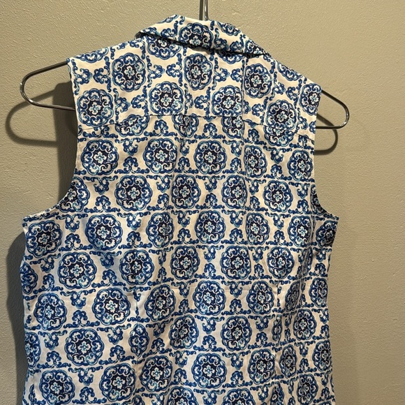 Talbots Perfect Shirt Scroll Medallion Sleeveless Non Iron Blue and White Top - Picture 11 of 12